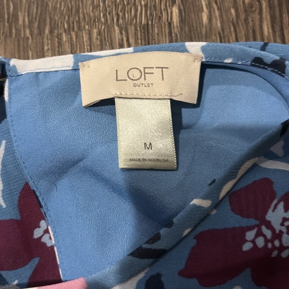 Loft Floral Sleeveless flowy peephole back closure Dress in Blue - Picture 5 of 5